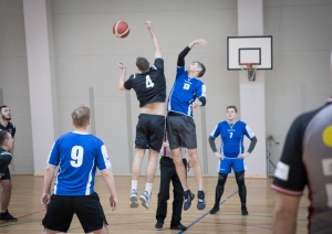 FOTO: Robežsargi spēlē basketbolu