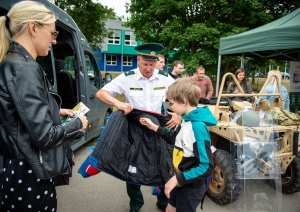 Valsts robežsardzes Daugavpils pārvaldes amatpersonas  piedalās Līvānu pilsētas svētkos