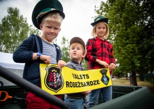 Valsts robežsardzes Daugavpils pārvaldes amatpersonas  piedalās Līvānu pilsētas svētkos