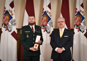 Robežsargi saņem valsts augstāko apbalvojumu