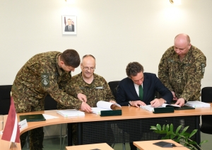 FOTO: Līguma parakstīšana