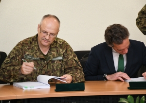 FOTO: Līguma parakstīšana