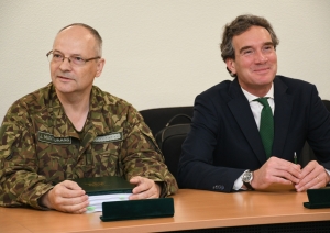 FOTO: Līguma parakstīšana