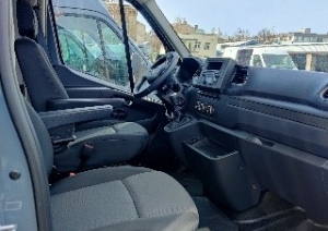 Valsts robežsardze saņēma mikroautobusus suņu pārvadāšanai