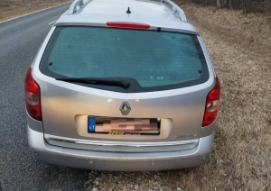 FOTO: Aizturētie migranti automašīnā