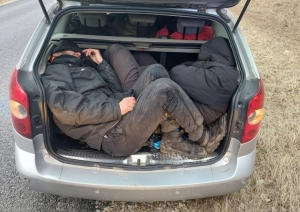 FOTO: Aizturētie migranti automašīnā