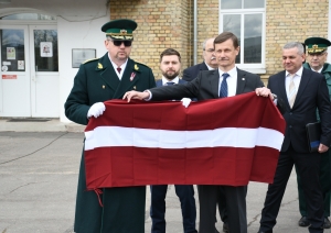 Valsts robežsardzei nodot Hersonas okupācijas laikā nosargāto Latvijas karogu