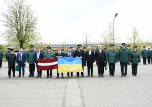 Valsts robežsardzei nodot Hersonas okupācijas laikā nosargāto Latvijas karogu