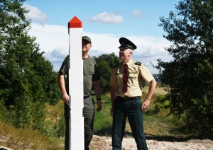Tiek uzstādīta atjaunotā Latvijas un Lietuvas robežzīme