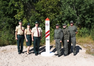 Tiek uzstādīta atjaunotā Latvijas un Lietuvas robežzīme