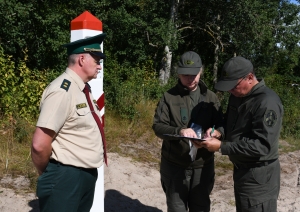 Tiek uzstādīta atjaunotā Latvijas un Lietuvas robežzīme