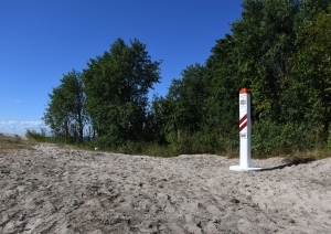 Tiek uzstādīta atjaunotā Latvijas un Lietuvas robežzīme