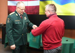 FOTO: Juris Martukāns pasniedz suvenīrus ukraiņu robežsargam