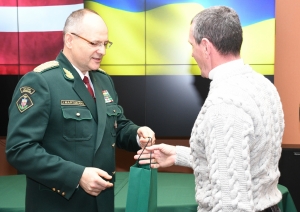 FOTO: Juris Martukāns pasniedz suvenīrus ukraiņu robežsargam