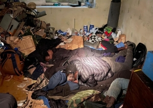 FOTO: Nelegālie migranti kādā mājā Latvijā