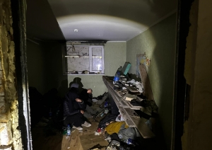 FOTO: Nelegālie migranti kādā mājā Latvijā