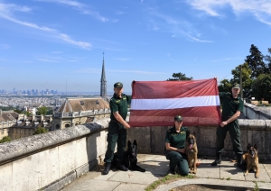 FOTO: Kinologi ar dienesta suņiem Parīzē