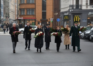 FOTO: VRS atjaunošanai veltītā ziedu nolikšanas ceremonija