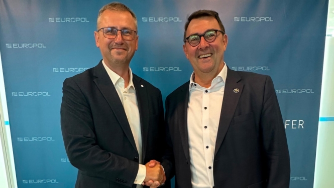 FOTO: VRS prikešnieks ar Eiropola pārstāvi