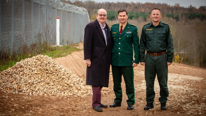 FOTO: Lielbritānijas vēstnieks ar DAP priekšnieku uz robežas