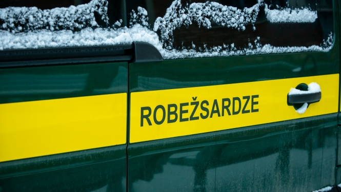 FOTO: Uzraksts robežsardze uz automašīnas