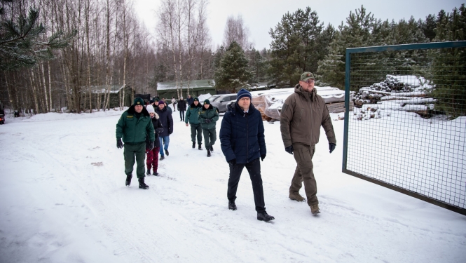 FOTO: Deputāti kopsēdē apmeklēja Latvijas-Baltkrievijas robežu