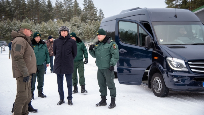 FOTO: Deputāti kopsēdē apmeklēja Latvijas-Baltkrievijas robežu
