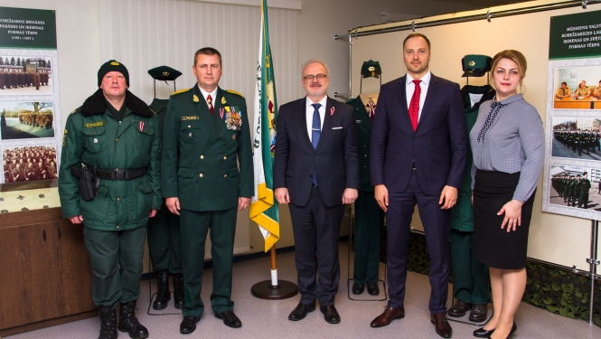 FOTO: Valsts prezidents Egils Levits, Iekšlietu ministrs Sandis Ģirģens, Valsts robežsardzes priekšnieks ģenerālis Guntis Pujāts un VRK direktors Valsts robežsardzes koledžā
