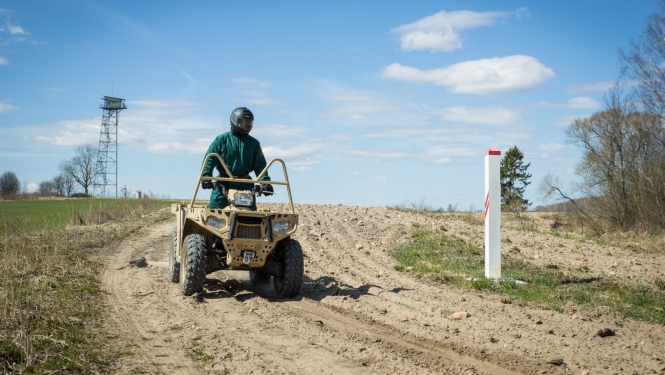 FOTO: Robežsargs uz kvadricikla