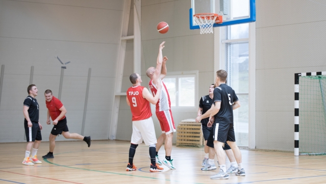 FOTO: Robežsargi spēlē basketbolu