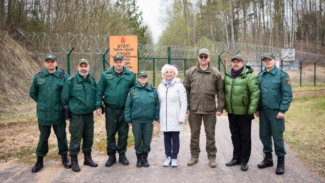 FOTO: Saeimas priekšsēdētāja ar robežsargiem uz robežas