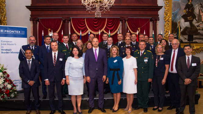 FOTO: Eiropas kopīgās maģistra studiju programmas absolventu izlaiduma kopbilde