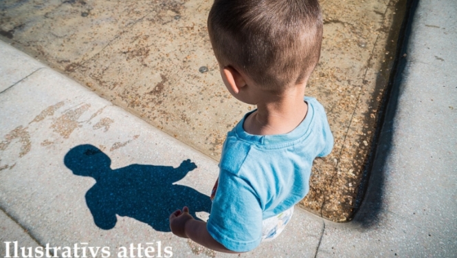 FOTO: Bērns no mugurpuses