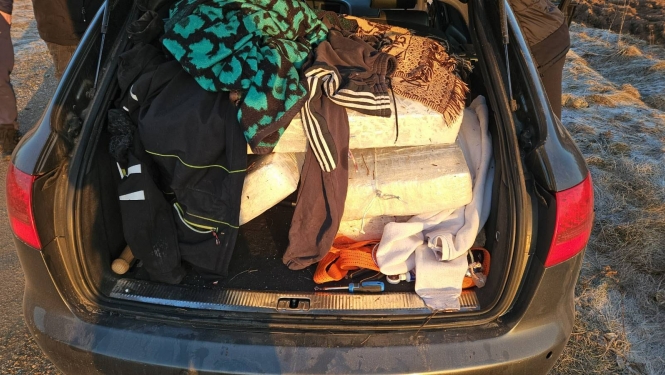 FOTO: Kontrabandas cigaretes auto bagāžas nodalījumā