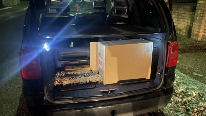 FOTO: Kontrabandas cigaretes mašīnā