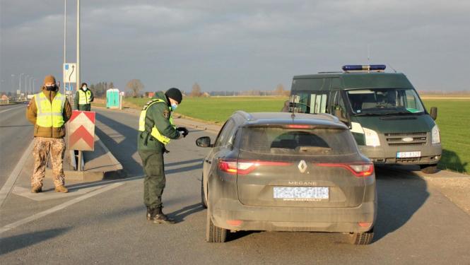 FOTO: Robežsargs pārbauda covidpass