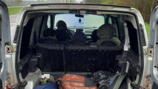 FOTO: Pārkāpēji automašīnā