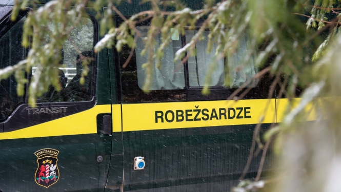 FOTO: Uzraksts Robežsadze uz mikroautobusa