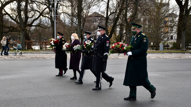 FOTO: Ziedu nolikšana par godu 1991. gada barikāžu aizstāvju atceres dienai