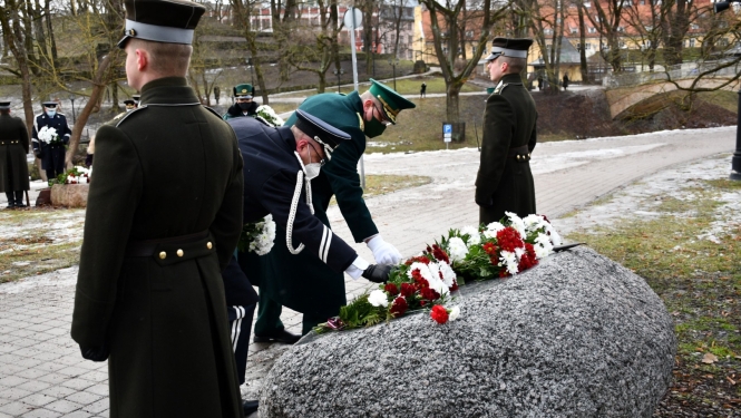 FOTO: Ziedu nolikšana par godu 1991. gada barikāžu aizstāvju atceres dienai