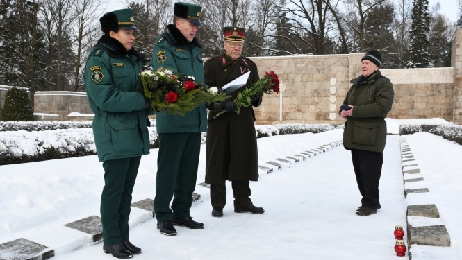 FOTO: Robežsargi nolikek ziedus pie ģenerāļa Bolšteina atdusas vietas Rīgas Brāļu kapos