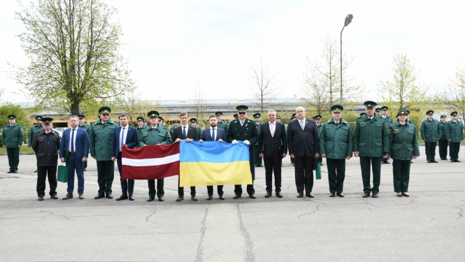 Valsts robežsardzei nodot Hersonas okupācijas laikā nosargāto Latvijas karogu