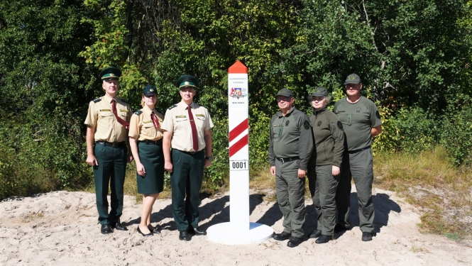 Tiek uzstādīta atjaunotā Latvijas un Lietuvas robežzīme