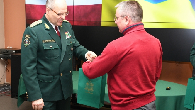 FOTO: Juris Martukāns pasniedz suvenīrus ukraiņu robežsargam