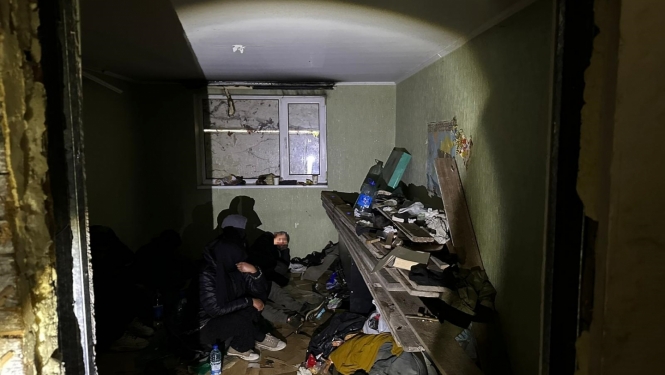 FOTO: Nelegālie migranti kādā mājā Latvijā
