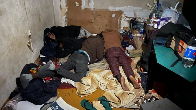 FOTO: Nelegālie migranti kādā mājā Latvijā