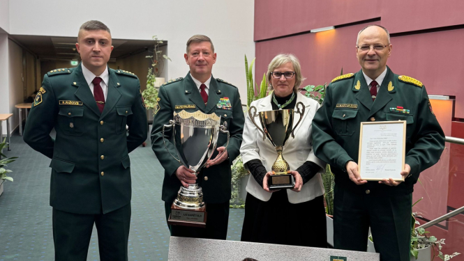 FOTO: VRS vadība ar kausu