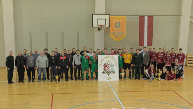 FOTO: Iekšlietu ministrijas čempionāta sacensībU futbolā dalībnieku kopbilde