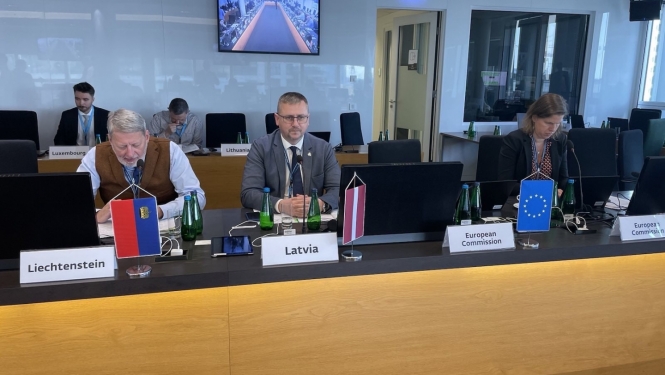 FOTO: VRS priekšnieks piedalās sēdē