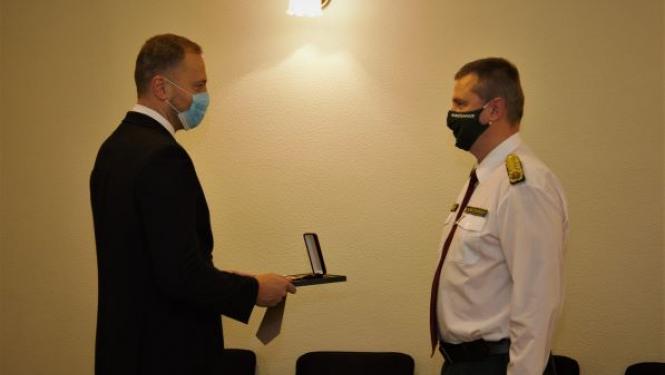 FOTO: IeM ministrs pasniedz VRS priekšniekam apbalvojumu